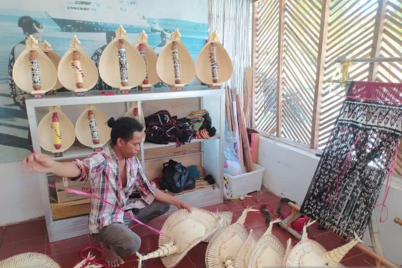 Djitron Pah, Pengrajin alat musik Sasando (Foto:Antara) Djitron Pah, Pengrajin alat musik Sasando (Foto:Antara)