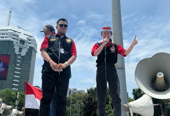 Momen Kate Victoria Lim orasi di depan Istana. Momen Kate Victoria Lim orasi di depan Istana.