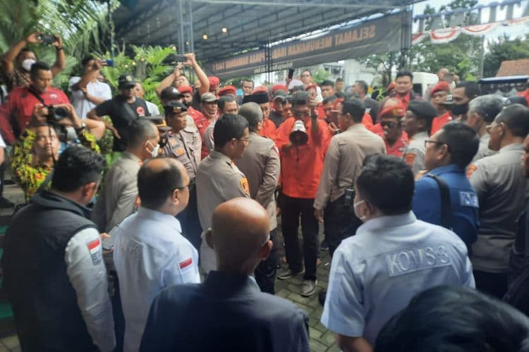 Desmond Digeruduk Kader PDIP saat Makan Siang di Purworejo (Foto:Kompas) Desmond Digeruduk Kader PDIP saat Makan Siang di Purworejo (Foto:Kompas)