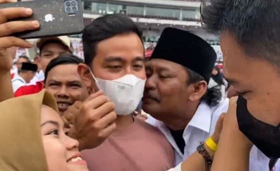 Viral Gibran Rakabuming dicium bapak-bapak di GBK. Viral Gibran Rakabuming dicium bapak-bapak di GBK.