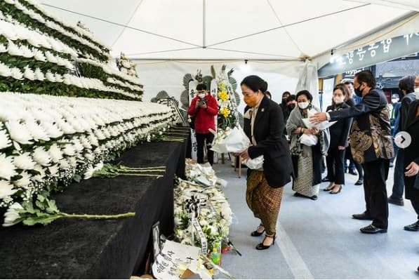 Puan Maharani berkunjung ke lokasi tragedi Itaewon di Korsel. (Foto: Instagram) Puan Maharani berkunjung ke lokasi tragedi Itaewon di Korsel. (Foto: Instagram)