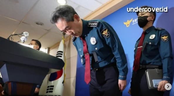 Kepala Kepolisian Nasional Korea Selatan (Korsel) Komisaris Jenderal Yoon Hee-keun membungkuk meminta maaf ke publik atas tragedi Itaewon. Kepala Kepolisian Nasional Korea Selatan (Korsel) Komisaris Jenderal Yoon Hee-keun membungkuk meminta maaf ke publik atas tragedi Itaewon.