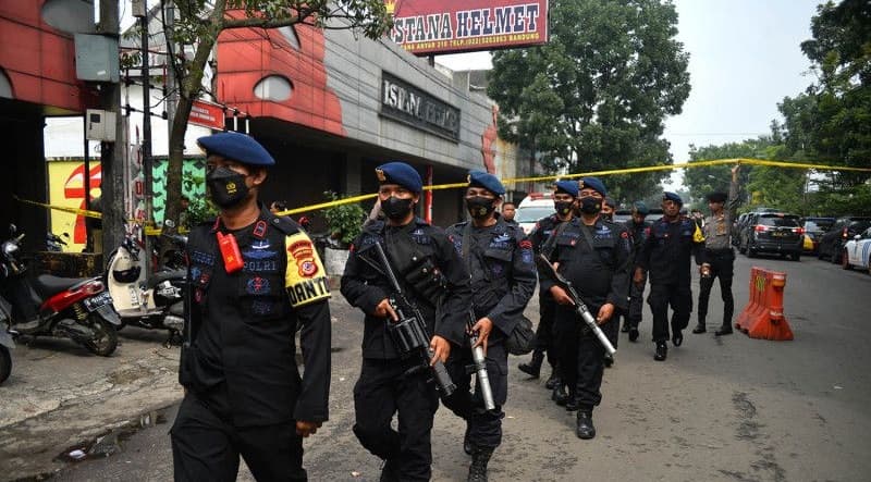 Anggota Brimob berjaga di kawasan Astanaanyar, Bandung (Foto:antara) Anggota Brimob berjaga di kawasan Astanaanyar, Bandung (Foto:antara)