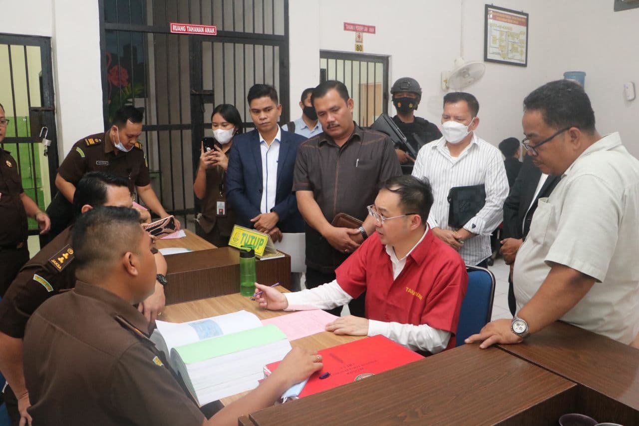 Bos judi online Apin BK diserahkan ke Kejaksaan (Foto: Humas Polri) Bos judi online Apin BK diserahkan ke Kejaksaan (Foto: Humas Polri)