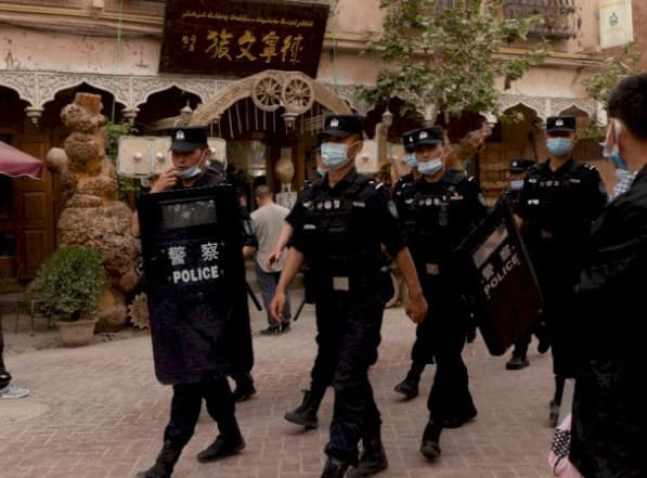Kepolisian China gencar merazia ponsel warga. (Foto: Istimewa) Kepolisian China gencar merazia ponsel warga. (Foto: Istimewa)