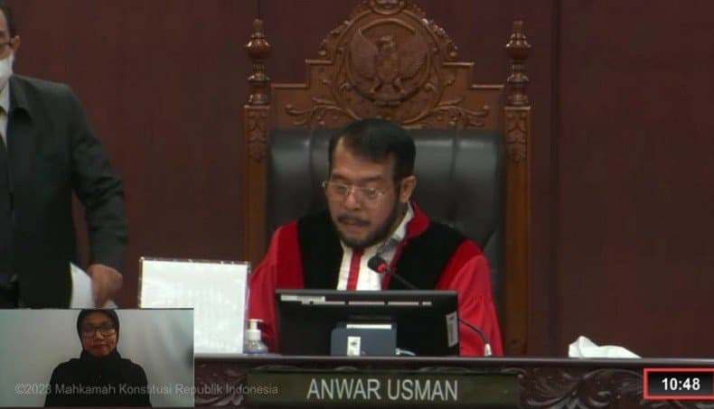 Ketua MK Anwar Usman membacakan amar putusan. (Foto tangkapan layar). Ketua MK Anwar Usman membacakan amar putusan. (Foto tangkapan layar).