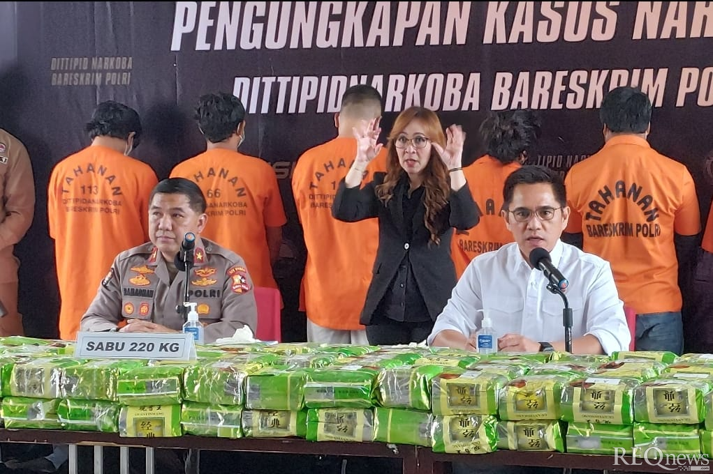 Karopenmas Divisi Humas Polri Brigjen Ahmad
dan Dirtipidnarkoba Bareskrim Polri Brigjen Krisno Halomoan Siregar (Foto: Hastina/REQnews) Karopenmas Divisi Humas Polri Brigjen Ahmad
dan Dirtipidnarkoba Bareskrim Polri Brigjen Krisno Halomoan Siregar (Foto: Hastina/REQnews)