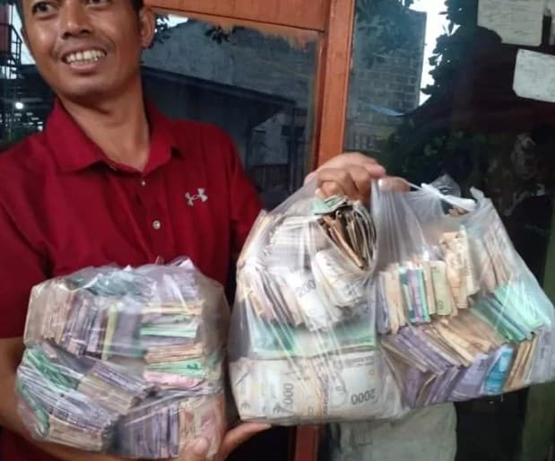 Viral ODGJ tewas di Depok dengan tas isi uang Rp 100 juta. Viral ODGJ tewas di Depok dengan tas isi uang Rp 100 juta.