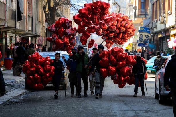 Penduduk Kabul merayakan Hari Valentine, 14 Februari 2022. Itulah perayaan hari kasih sayang terakhir bagi penduduk ibu kota Afghanistan. Tahun ini, Taliban mengeluarkan larangan keras. Foto: STR/EPA-EFE/REX/Shutterstock Penduduk Kabul merayakan Hari Valentine, 14 Februari 2022. Itulah perayaan hari kasih sayang terakhir bagi penduduk ibu kota Afghanistan. Tahun ini, Taliban mengeluarkan larangan keras. Foto: STR/EPA-EFE/REX/Shutterstock