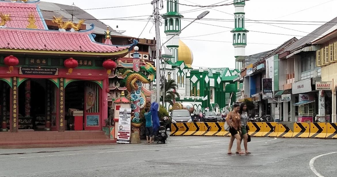 Masjid dan Wihara Berdampingan di Singkawang (Foto:Kabar Damai) Masjid dan Wihara Berdampingan di Singkawang (Foto:Kabar Damai)