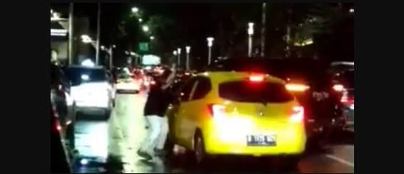 Viral sopir Fortuner arogan rusak mobil taksi online. Viral sopir Fortuner arogan rusak mobil taksi online.