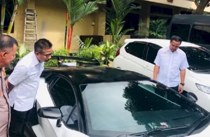 WNA Rusia di Bali pakai Lamborghini nunggak pajak Rp 104 juta. (Foto: ANTARA) WNA Rusia di Bali pakai Lamborghini nunggak pajak Rp 104 juta. (Foto: ANTARA)