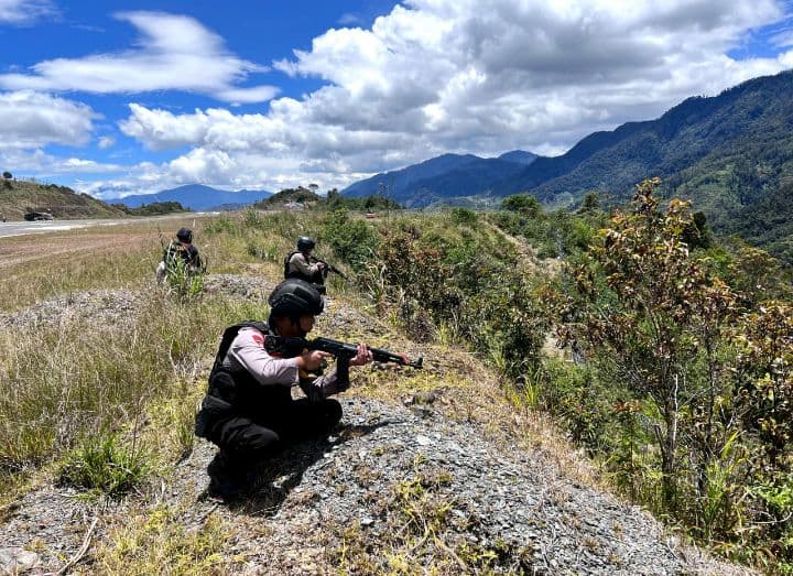 Aparat gabungan TNI-Polri kontak tembak dengan KKB (Foto: Humas Polda Papua) Aparat gabungan TNI-Polri kontak tembak dengan KKB (Foto: Humas Polda Papua)
