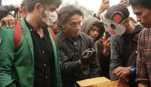 Viral aktor Jefri Nichol ikut demo tolak UU Cipta Kerja. Viral aktor Jefri Nichol ikut demo tolak UU Cipta Kerja.