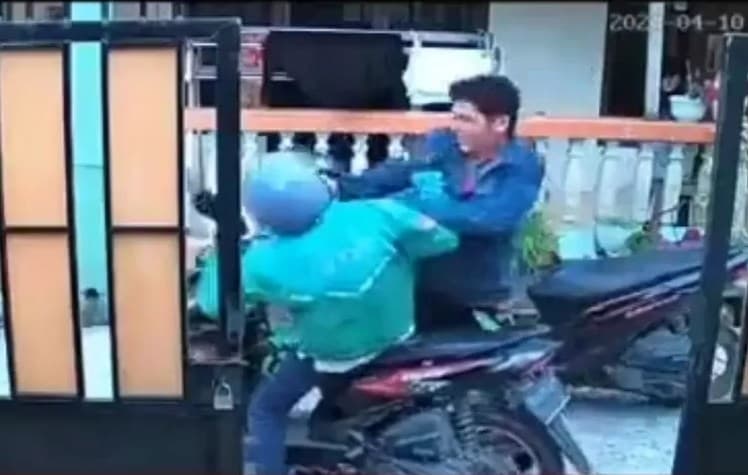 Viral driver ojol dianiaya di Palembang. Viral driver ojol dianiaya di Palembang.