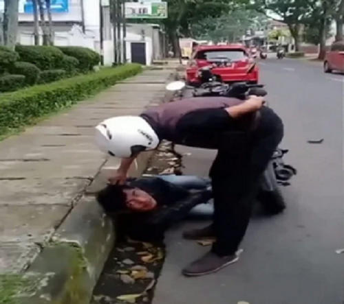 Abdul Azis (40), pengendara motor yang menganiaya pengendara motor lain hingga kejang-kejang (Foto:Tangkapan layar) Abdul Azis (40), pengendara motor yang menganiaya pengendara motor lain hingga kejang-kejang (Foto:Tangkapan layar)
