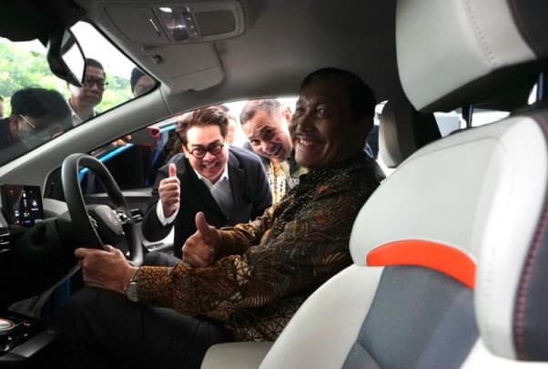 Menko Marves Luhut Binsar Pandjaitan menjajal langsung mobil listrik MG4EV. Menko Marves Luhut Binsar Pandjaitan menjajal langsung mobil listrik MG4EV.