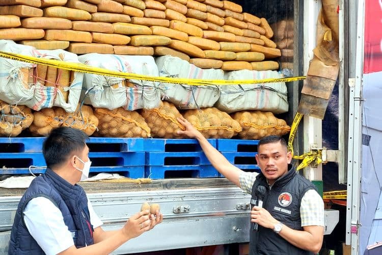 Ilustrasi narkoba dalam truk (foto:Kompas) Ilustrasi narkoba dalam truk (foto:Kompas)
