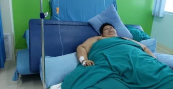 Fajri pria obesitas berbobot 300 kg. Fajri pria obesitas berbobot 300 kg.