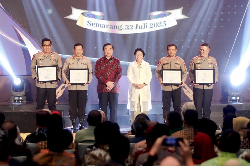 Sejumlah Polda dapat penghargaan dari Kementerian Pemberdayaan Perempuan dan Perlindungan Anak (PPPA) (Foto: Humas Polri) Sejumlah Polda dapat penghargaan dari Kementerian Pemberdayaan Perempuan dan Perlindungan Anak (PPPA) (Foto: Humas Polri)