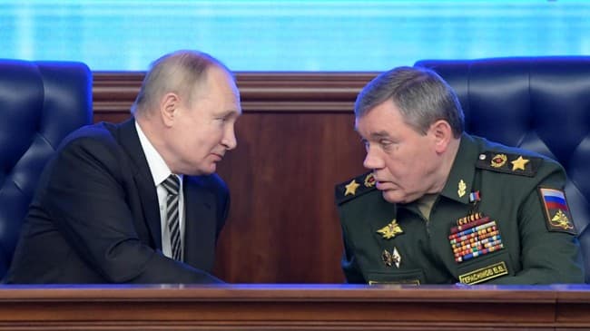 Presiden Putin dan jenderal top Rusia Valery Gerasimov. (AFP/SERGEI GUNEYEV) Presiden Putin dan jenderal top Rusia Valery Gerasimov. (AFP/SERGEI GUNEYEV)