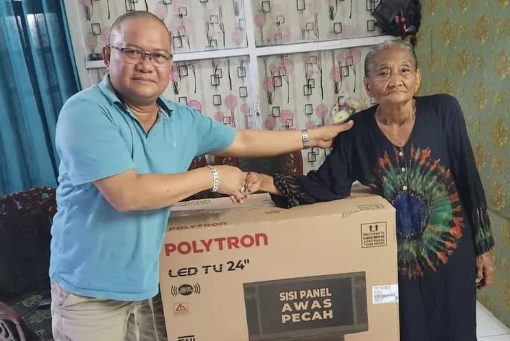 Pengacara pelapor malah beri hadiah TV ke Nenek Jaenab. (Foto: Instagram Hotman Paris) Pengacara pelapor malah beri hadiah TV ke Nenek Jaenab. (Foto: Instagram Hotman Paris)
