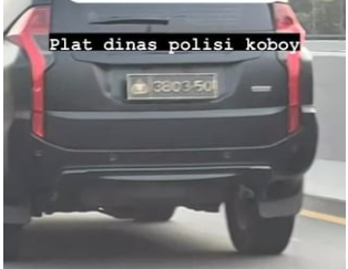 Pengemudi Pajero berpelat kode Polri 3803-50 terlihat ugal-ugalan di jalan tol (Foto:Intagram billturangan) Pengemudi Pajero berpelat kode Polri 3803-50 terlihat ugal-ugalan di jalan tol (Foto:Intagram billturangan)