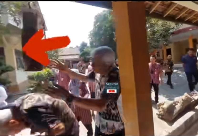 Tangkapan layar saat kepala Ganjar Pranowo kejedot lonceng Tangkapan layar saat kepala Ganjar Pranowo kejedot lonceng
