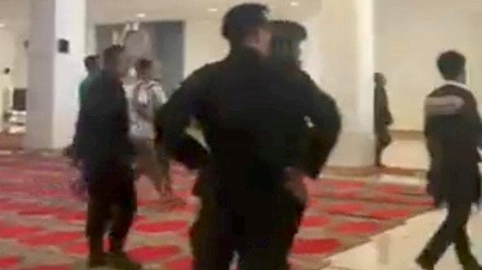 Video yang beredar memperlihatkan polisi memasuki masjid tanpa melepas alas kaki (Foto:Istimewa) Video yang beredar memperlihatkan polisi memasuki masjid tanpa melepas alas kaki (Foto:Istimewa)