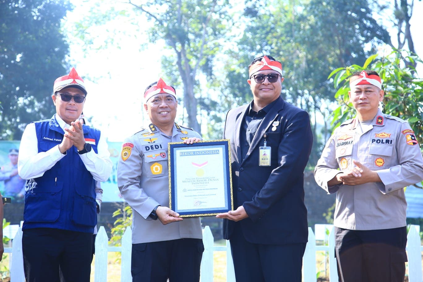 Polri terima penghargaan MURI (Foto: Humas Polri) Polri terima penghargaan MURI (Foto: Humas Polri)