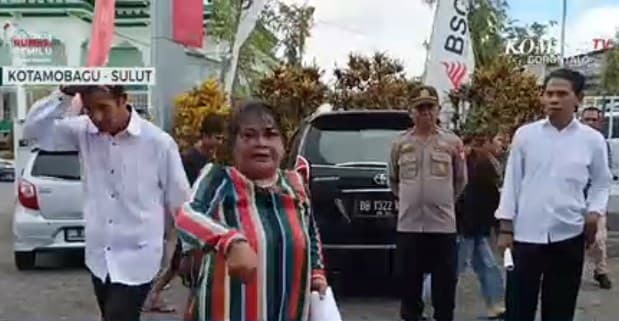 Seorang ibu mengamuk di Bank Sulut Go. (Foto: Tangkapan Layar Kompas TV) Seorang ibu mengamuk di Bank Sulut Go. (Foto: Tangkapan Layar Kompas TV)
