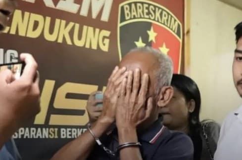 Kakek cabul di Depok diamankan polisi. (Foto: Instagram @depokhariini) Kakek cabul di Depok diamankan polisi. (Foto: Instagram @depokhariini)