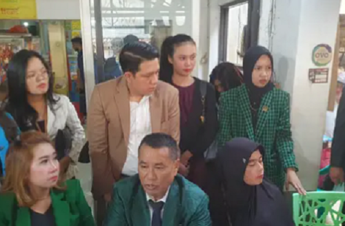 Keluarga Imam Masykur Pemuda Aceh Diculik Paspampres Datang Temui Hotman Paris (foto:Istimewa) Keluarga Imam Masykur Pemuda Aceh Diculik Paspampres Datang Temui Hotman Paris (foto:Istimewa)