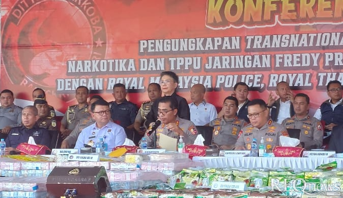 Pengungkapan sindikat narkoba internasional Fredy Pratama di Mabes Polri (Foto: Hastina/REQnews) Pengungkapan sindikat narkoba internasional Fredy Pratama di Mabes Polri (Foto: Hastina/REQnews)