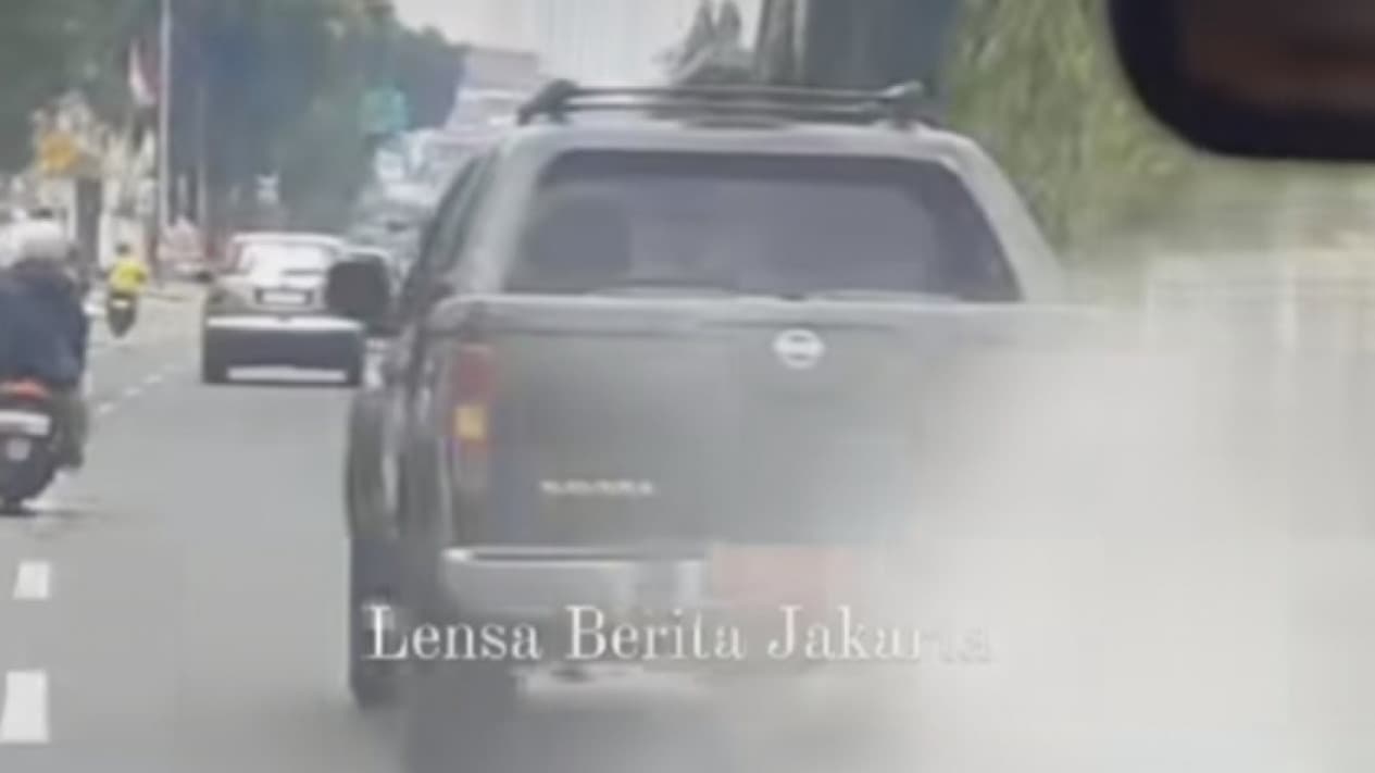Viral Mobil Plat Merah Ngebul Bikin Polusi Udara Viral Mobil Plat Merah Ngebul Bikin Polusi Udara