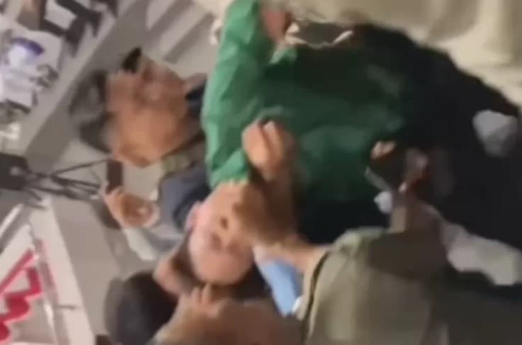 Viral mahasiswa diseret paksa keluar ruang paripurna DPRD Banten. Viral mahasiswa diseret paksa keluar ruang paripurna DPRD Banten.