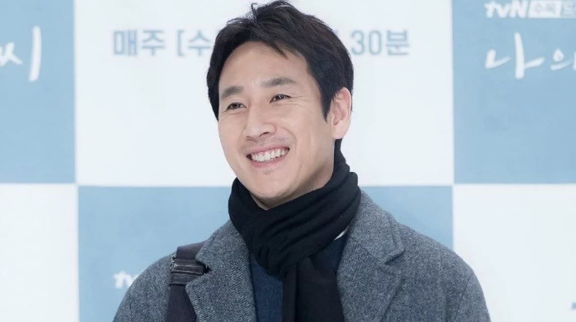 Aktor Lee Sun Kyun dikabarkan terlibat kasus narkoba. Aktor Lee Sun Kyun dikabarkan terlibat kasus narkoba.