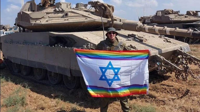 Viral tentara gay Israel bentangkan bendera LGBT. (Foto: Instagram) Viral tentara gay Israel bentangkan bendera LGBT. (Foto: Instagram)