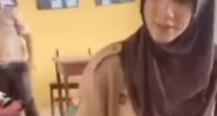 Viral aksi perundungan di SMAN 1 Stabat. Viral aksi perundungan di SMAN 1 Stabat.