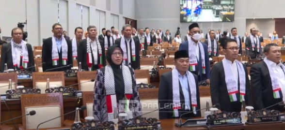 Ratusan Anggota DPR Kompak Gunakan Syal Palestina(Foto:REQNews/tangkapan layar Youtube DPR RI) Ratusan Anggota DPR Kompak Gunakan Syal Palestina(Foto:REQNews/tangkapan layar Youtube DPR RI)