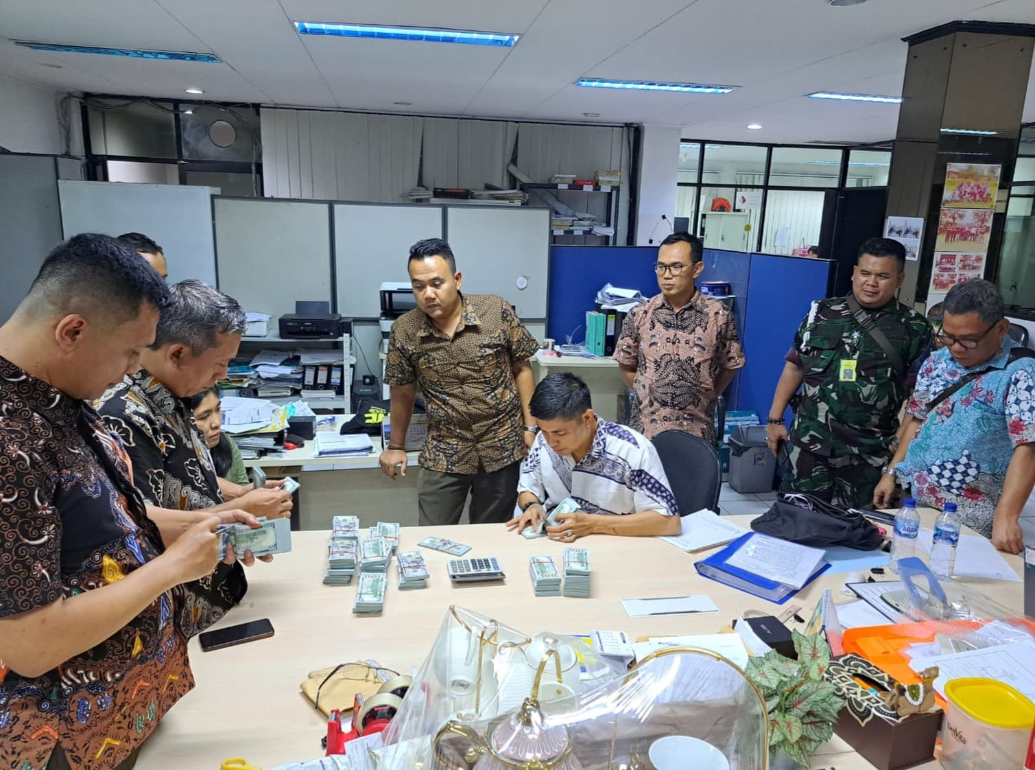 Penyidik Kejagung geledah tiga lokasi terkait dugaan korupsi Tol MBZ (Foto: Puspenkum Kejagung) Penyidik Kejagung geledah tiga lokasi terkait dugaan korupsi Tol MBZ (Foto: Puspenkum Kejagung)