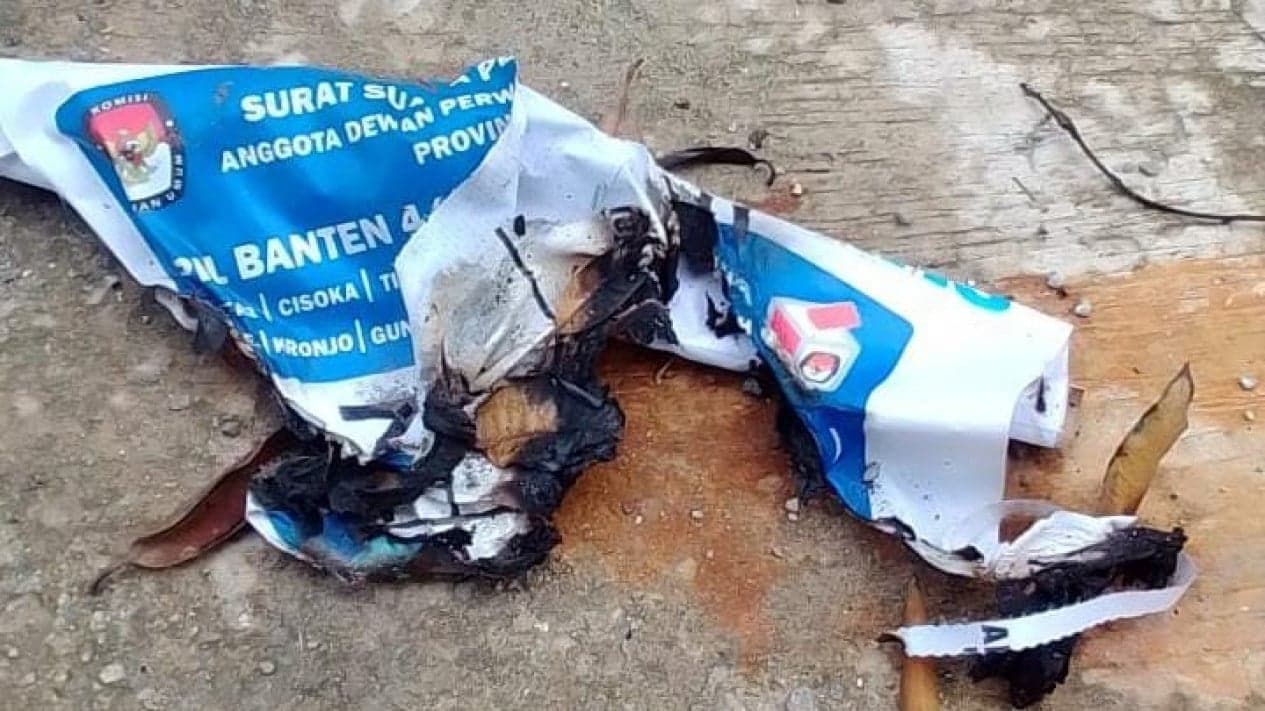Sejumlah Alat Peraga Kampanye (APK) milik calon anggota legislatif (caleg) asal Partai Gelora dirusak orang tak dikenal. (foto:Istimewa) Sejumlah Alat Peraga Kampanye (APK) milik calon anggota legislatif (caleg) asal Partai Gelora dirusak orang tak dikenal. (foto:Istimewa)