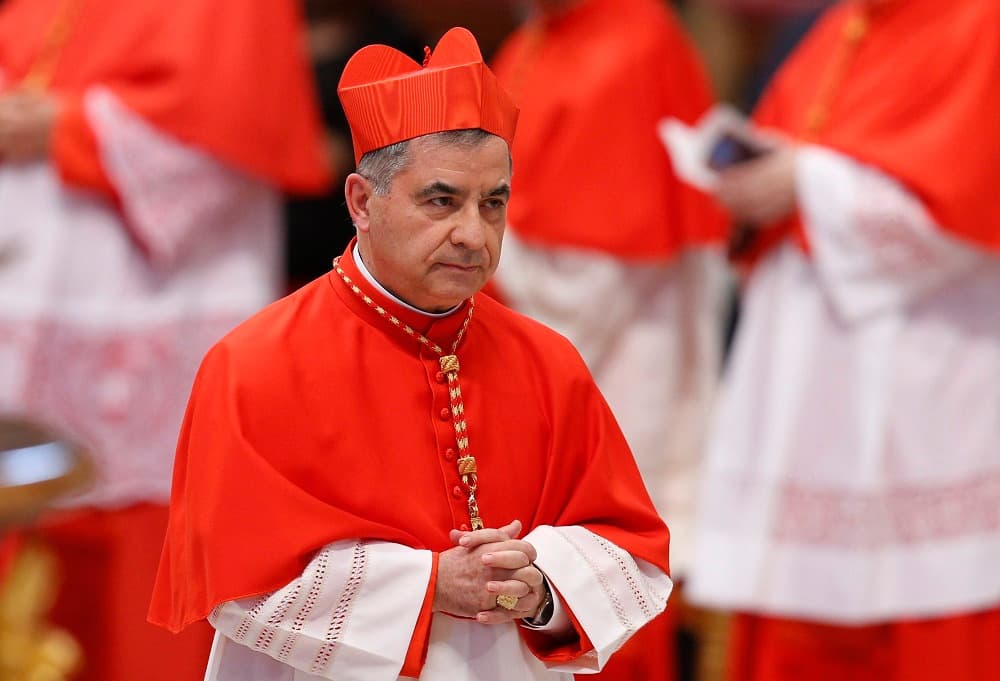 Kardinal Angelo Becciu dalam salah satu ritual di Vatikan. Becciu adalah orang kuat Vatikan, dan sempat disebut-sebut sebagai calon paus. Hari ini Pengadilan Vatikan akan memvonisnya sebagai terpidana kasus korupsi. Foto: National Chatolic Reporter Kardinal Angelo Becciu dalam salah satu ritual di Vatikan. Becciu adalah orang kuat Vatikan, dan sempat disebut-sebut sebagai calon paus. Hari ini Pengadilan Vatikan akan memvonisnya sebagai terpidana kasus korupsi. Foto: National Chatolic Reporter