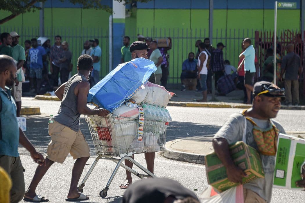 Ibu kota Papua Nugini (PNG) Port Moresby rusuh, sejauh ini dikabarkan sudah delapan orang tewas setelah kerusuhan melanda. (Foto:AFP) Ibu kota Papua Nugini (PNG) Port Moresby rusuh, sejauh ini dikabarkan sudah delapan orang tewas setelah kerusuhan melanda. (Foto:AFP)