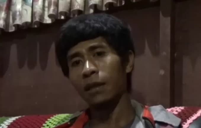Pemulung dianiaya 2 oknum polisi. (Foto: Youtube/tvOneNews) Pemulung dianiaya 2 oknum polisi. (Foto: Youtube/tvOneNews)