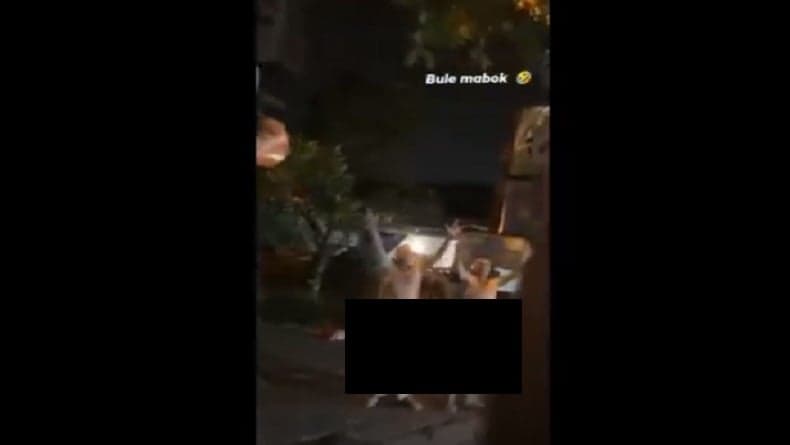 Dua Bule Pamer Alat kelamin di Jalan (Foto:Istimewa) Dua Bule Pamer Alat kelamin di Jalan (Foto:Istimewa)