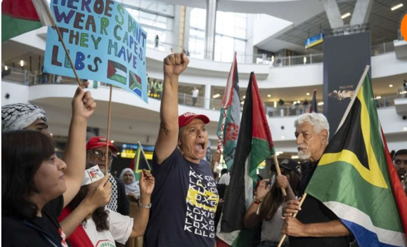 Masyarakat Sambut Kepulangan Pengacara Afrika Selatan yang Bela Palestina di ICJ Bak Pahlawan (Foto: GroundUp.org/Ihsaan Haffejee) Masyarakat Sambut Kepulangan Pengacara Afrika Selatan yang Bela Palestina di ICJ Bak Pahlawan (Foto: GroundUp.org/Ihsaan Haffejee)