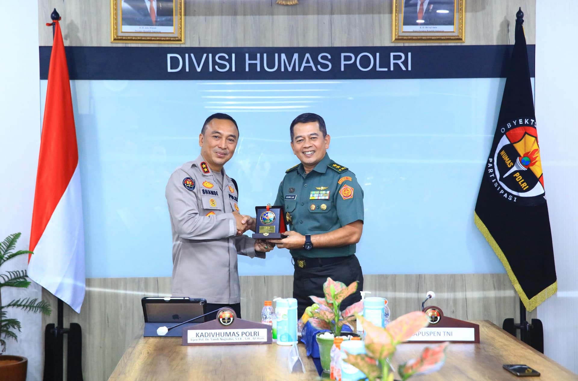 Kadiv Humas Polri Irjen Sandi Nugroho dan Kapuspen TNI Mayjen Nugraha Gumilar (Foto: Istimewa) Kadiv Humas Polri Irjen Sandi Nugroho dan Kapuspen TNI Mayjen Nugraha Gumilar (Foto: Istimewa)