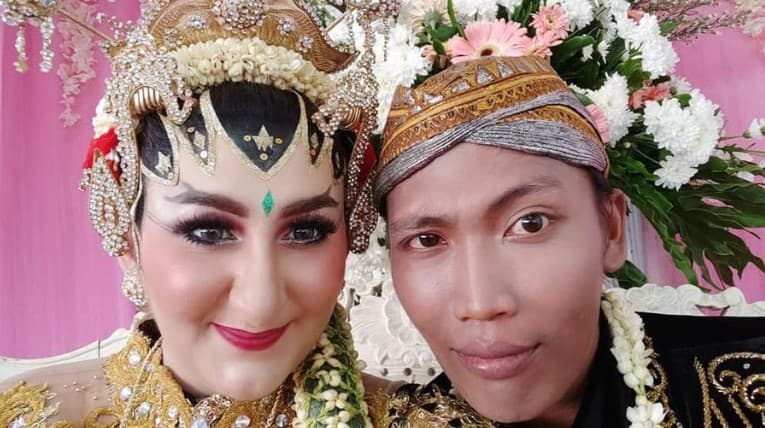 Petugas PPSU viral nikahi bule cantik. (Foto: Facebook/Arzum Balli) Petugas PPSU viral nikahi bule cantik. (Foto: Facebook/Arzum Balli)