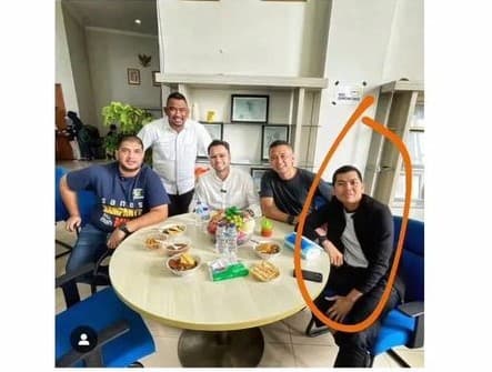 Sosok YA disebut masih satu circle pertemanan dengan Raffi Ahmad. Sosok YA disebut masih satu circle pertemanan dengan Raffi Ahmad.